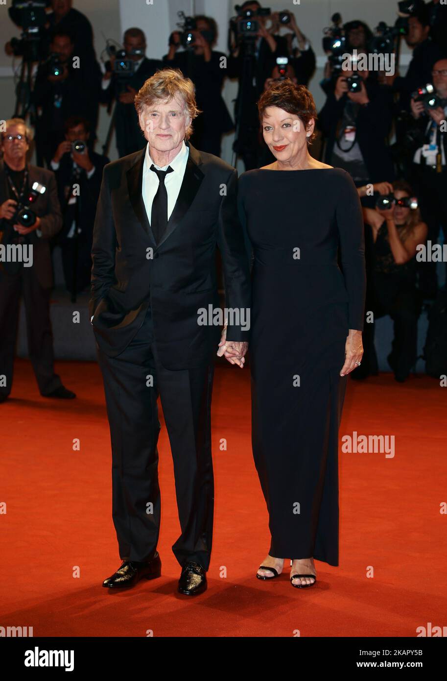 Robert Redford ha camminato il tappeto rosso davanti alla proiezione "Our Souls at Night" durante il Festival del Cinema di Venezia del 74th, il 1 settembre 2017. (Foto di Matteo Chinellato/NurPhoto) Foto Stock