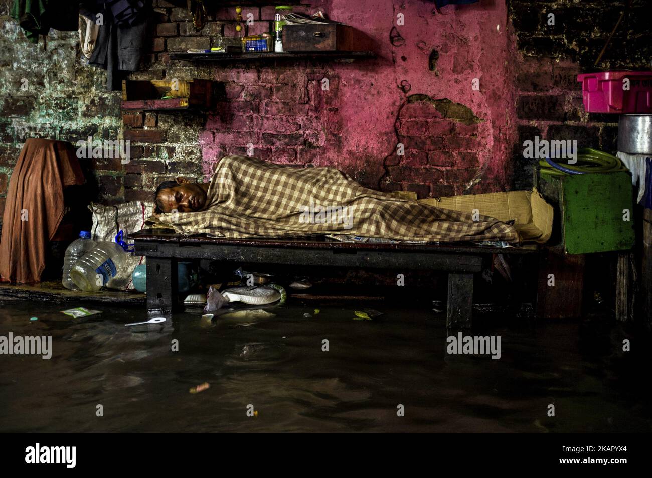 Un abitante di strada sta dormendo sulla strada anche dopo aver allagato Calcutta a causa della pioggia inebriante. 1st settembre 2017. Calcutta. India. (Foto di Rana Chakraborty/NurPhoto) Foto Stock