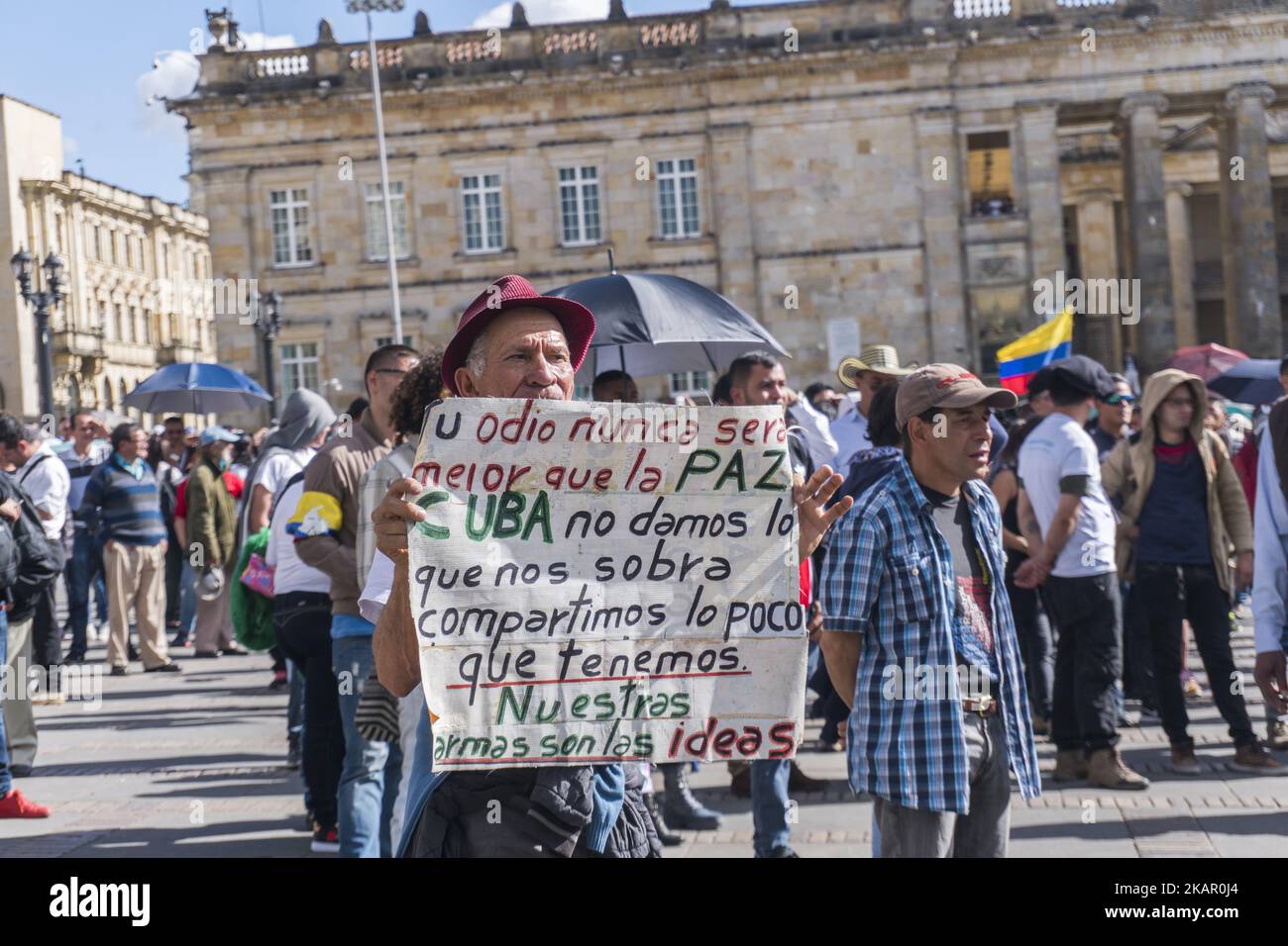 Il popolo colombiano si riunisce in un concerto delle FARC dopo che il gruppo ribelle colombiano delle FARC si è trasformato in un partito politico con il suo nuovo nome ''forza rivoluzionaria alternativa comune (FARC)'', a Bolívar Plaza, Bogotà, Colombia, il 1 settembre 2017. (Foto di Daniel Garzon Herazo/NurPhoto) Foto Stock