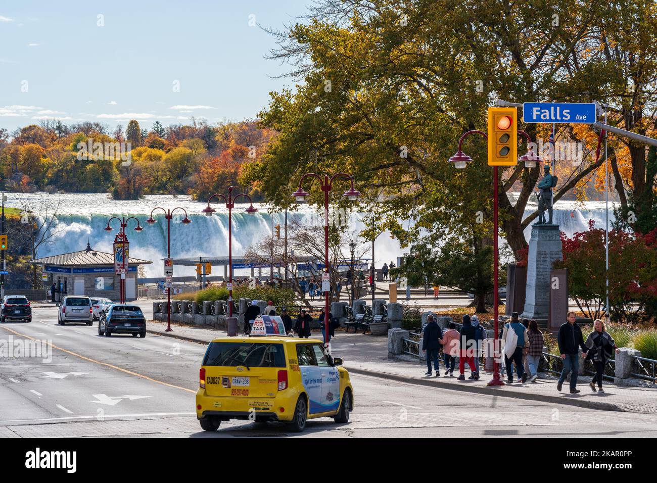 Niagara Falls City, Ontario, Canada - 27 2022 ottobre : incrocio di Clifton Hill e Falls Ave nella stagione autunnale del fogliame. American Falls Foto Stock