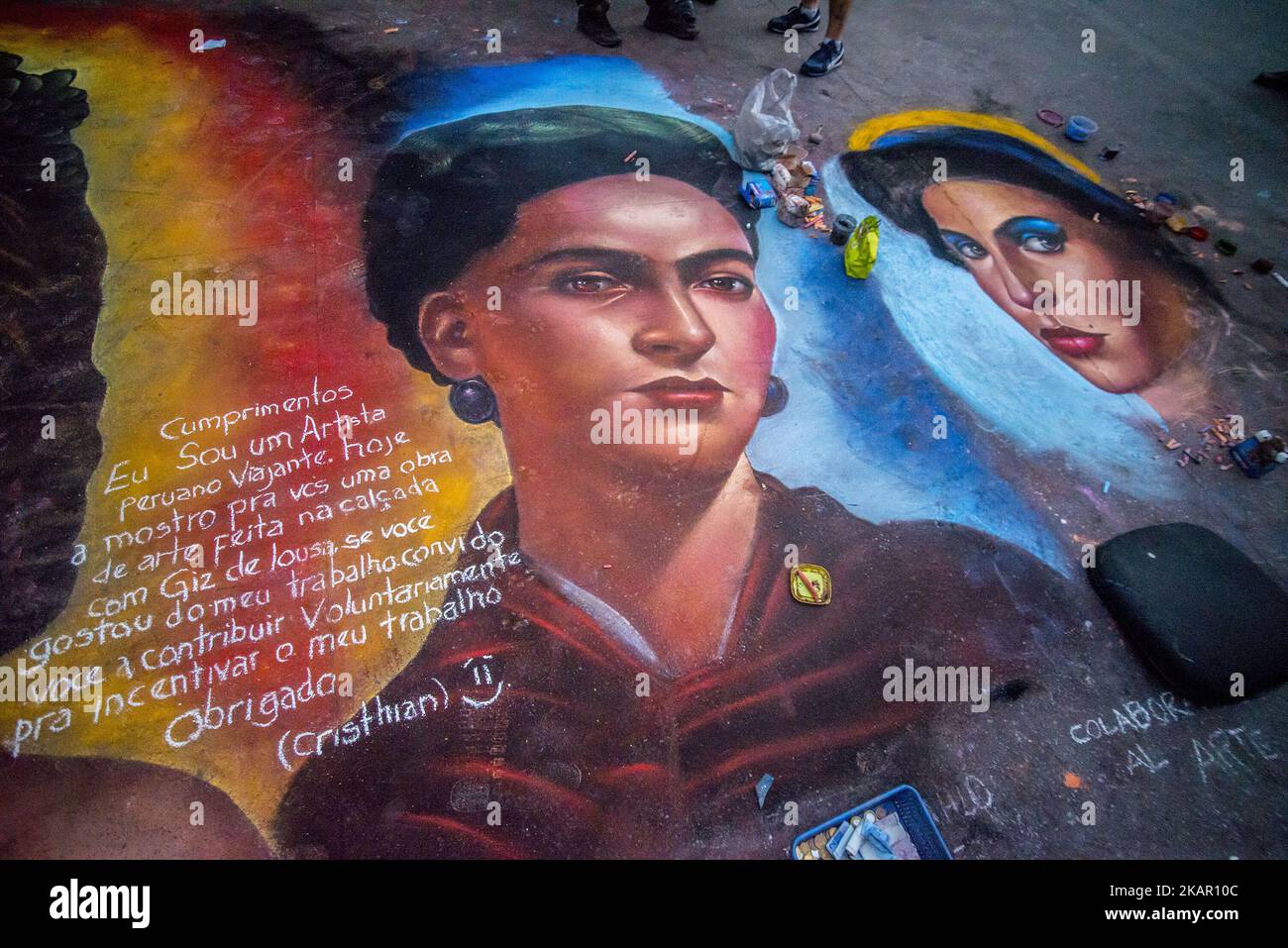 L'artista peruviano Cristhian disegna con il gesso sul pavimento di Paulista Avenue il volto del pittore Frida Kahlo, cantante Carmem Miranda e cantante Amy Winehouse, a Sao Paulo, Brasile, il 4 settembre 2017. (Foto di Cris FAGA/NurPhoto) Foto Stock