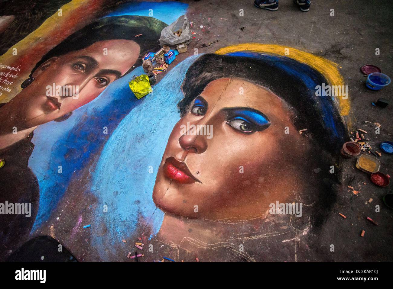 L'artista peruviano Cristhian disegna con il gesso sul pavimento di Paulista Avenue il volto del pittore Frida Kahlo, cantante Carmem Miranda e cantante Amy Winehouse, a Sao Paulo, Brasile, il 4 settembre 2017. (Foto di Cris FAGA/NurPhoto) Foto Stock