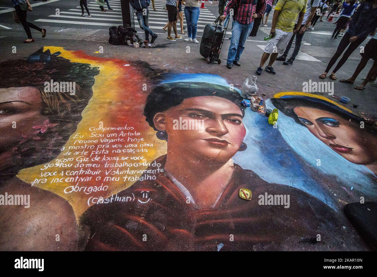 L'artista peruviano Cristhian disegna con il gesso sul pavimento di Paulista Avenue il volto del pittore Frida Kahlo, cantante Carmem Miranda e cantante Amy Winehouse, a Sao Paulo, Brasile, il 4 settembre 2017. (Foto di Cris FAGA/NurPhoto) Foto Stock