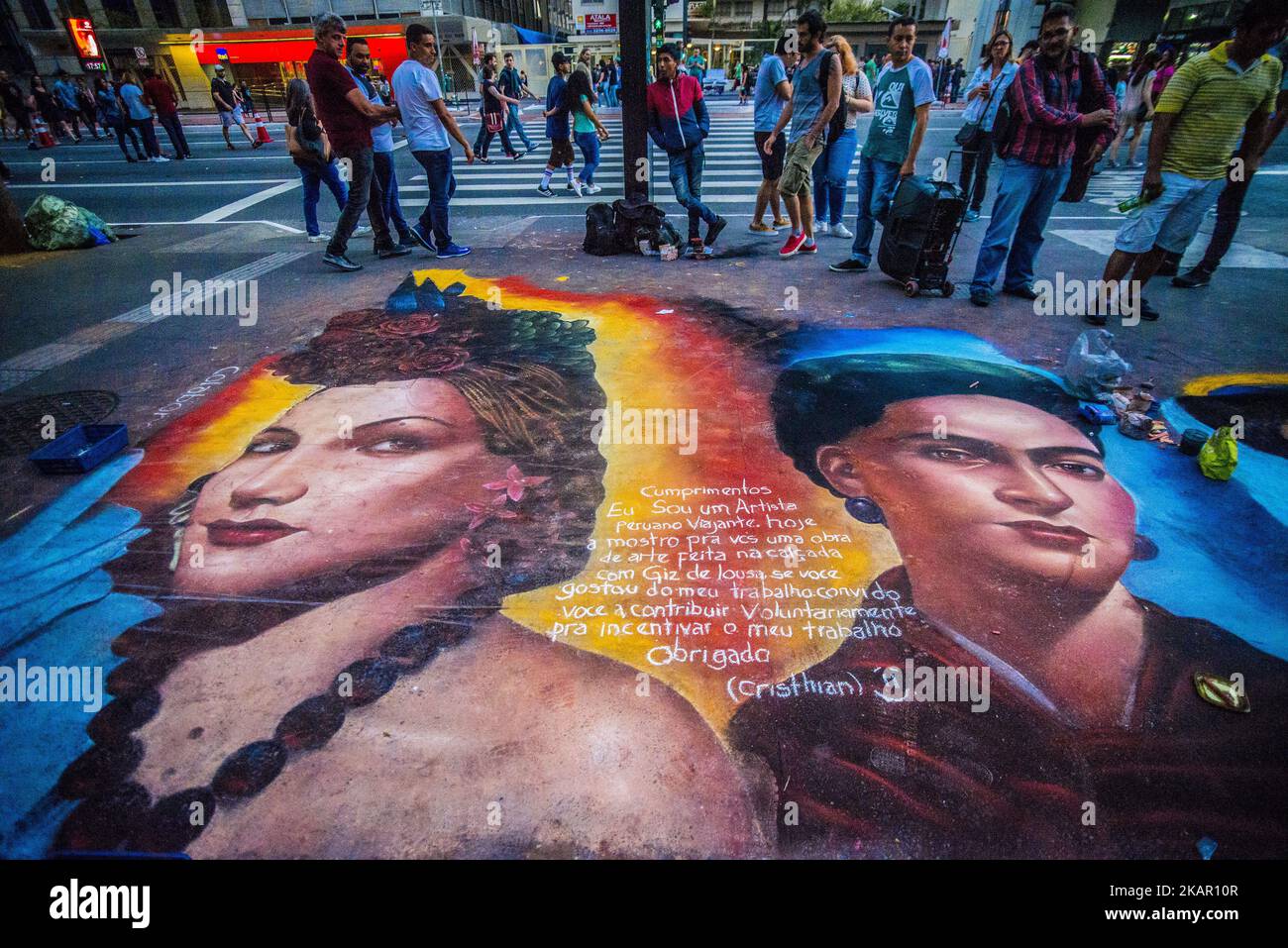 L'artista peruviano Cristhian disegna con il gesso sul pavimento di Paulista Avenue il volto del pittore Frida Kahlo, cantante Carmem Miranda e cantante Amy Winehouse, a Sao Paulo, Brasile, il 4 settembre 2017. (Foto di Cris FAGA/NurPhoto) Foto Stock