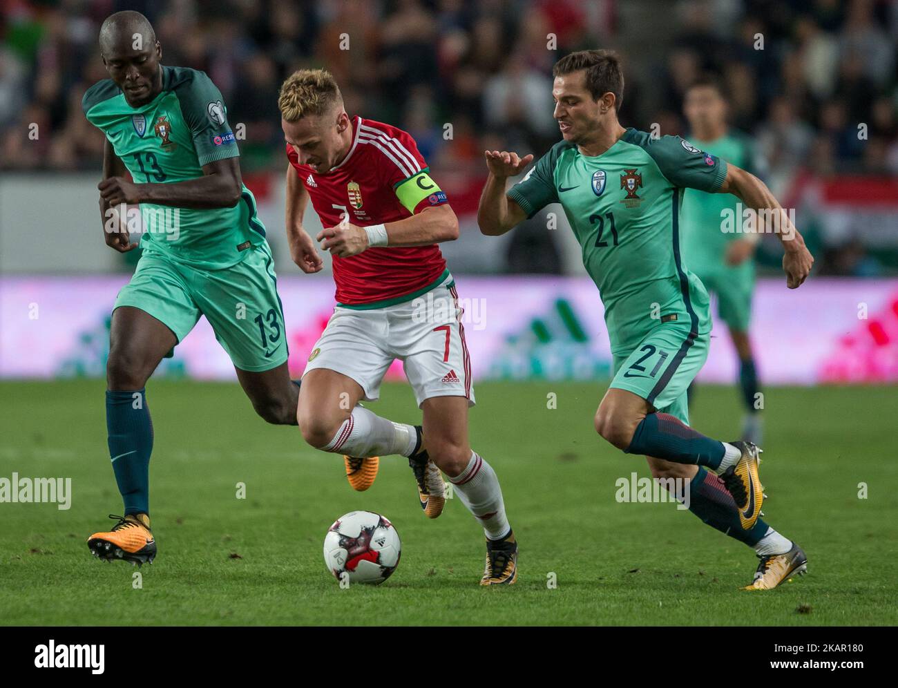 Balazs Dzsudzsak (L) di Ungheria in azione con Cedric (R) del Portogallo durante la partita di qualificazione della Coppa del mondo tra Ungheria e Portogallo alla Groupama Arena il 03 novembre 2017 a Budapest, Ungheria. (Foto di Robert Szaniszló/NurPhoto) Foto Stock