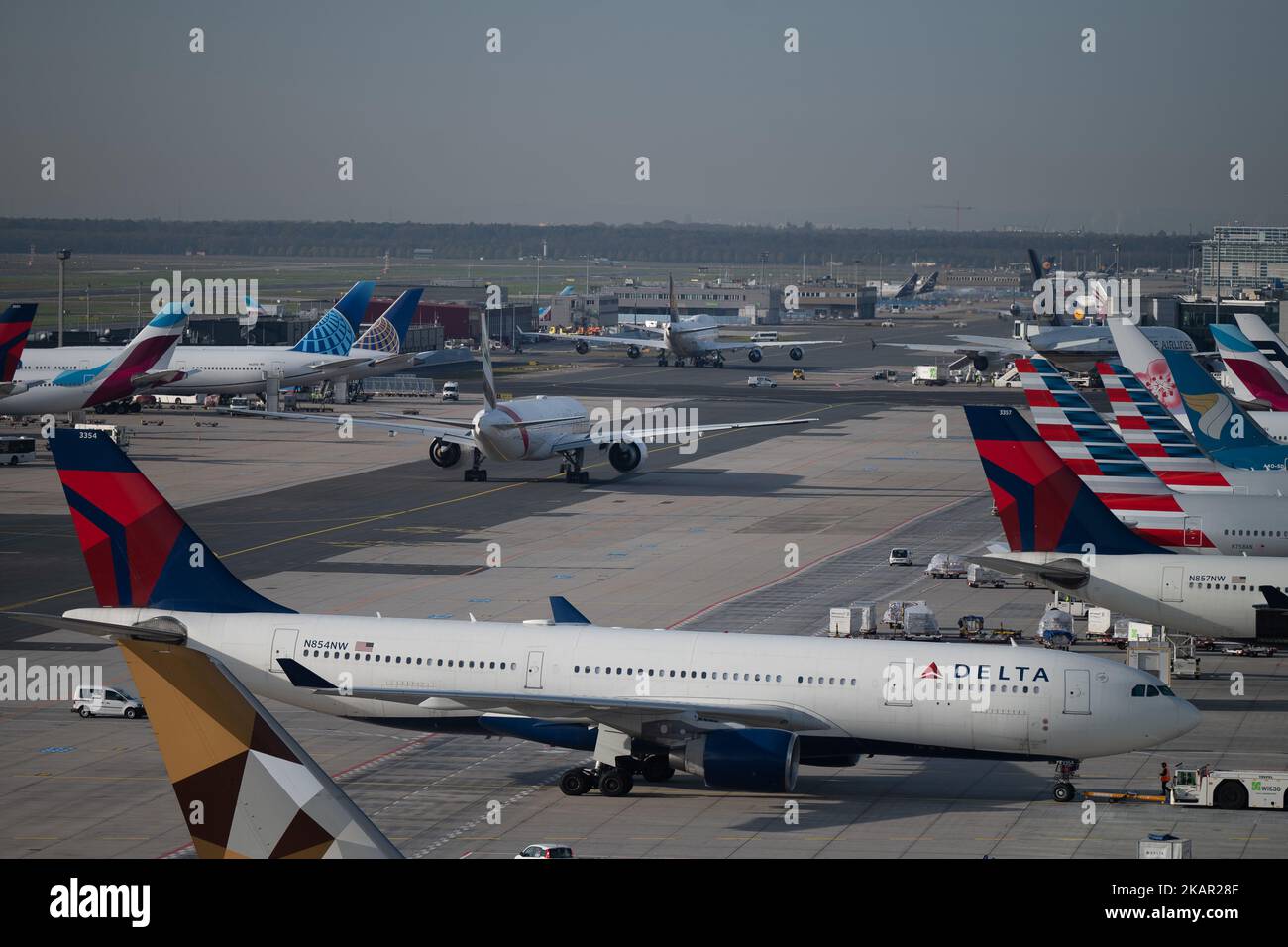03 novembre 2022, Hessen, Francoforte sul meno: Un Delta Airbus A330-200 viene spinto fuori da una stalla all'aeroporto di Francoforte. Foto: Sebastian Gollnow/dpa Foto Stock