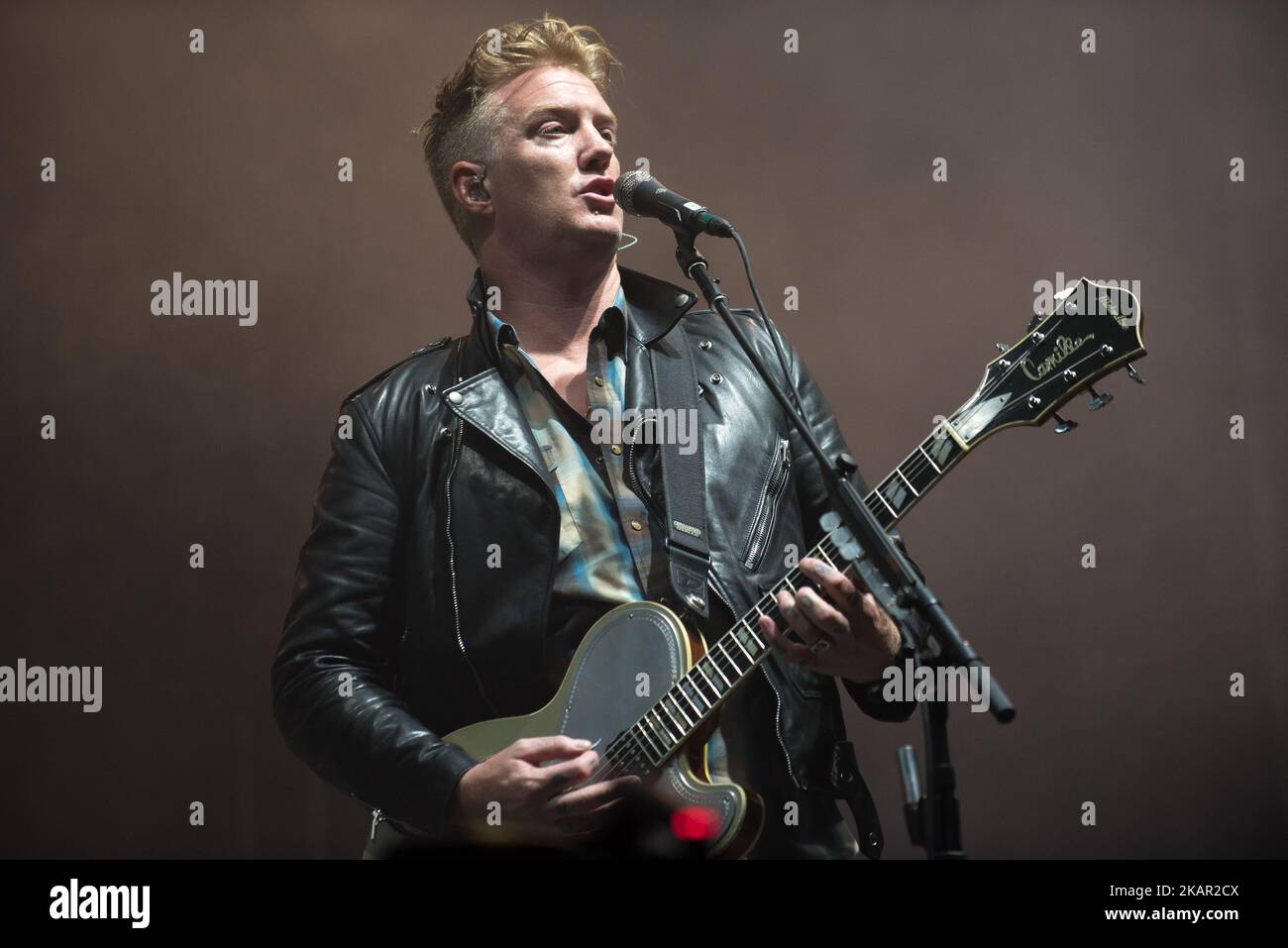 La rock band americana Queens of the Stone Age si esibisce in un concerto a sorpresa, il primo giorno del Reading Festival, il 25 agosto 2017. La formazione della band comprende il fondatore Josh Homme (voce principale, chitarra, pianoforte), insieme ai membri di lunga data Troy Van Leeuwen (chitarra, lap steel, tastiera, percussioni, voce di sottofondo), Michael Shuman (basso, tastiera, voce di supporto), Dean Fertita (tastiere, chitarra, Percussioni, voce di supporto), e recente aggiunta Jon Theodore (batteria, percussioni). (Foto di Alberto Pezzali/NurPhoto) Foto Stock