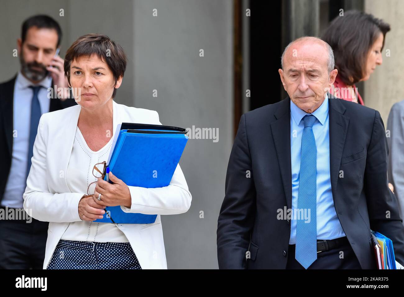 Il Ministro francese d'oltremare Annick Girardin (L) e il Ministro francese degli interni Gerard Collomb (R) partono dopo la riunione settimanale del gabinetto presso il palazzo presidenziale francese Elysee, il 6 settembre 2017 a Parigi. (Foto di Julien Mattia/NurPhoto) Foto Stock