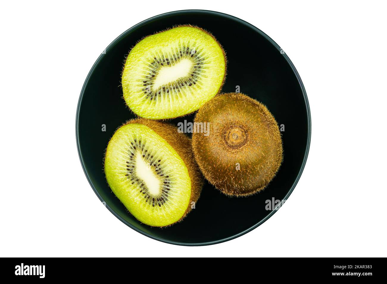 Vista dall'alto, piatto di frutta fresca matura dolce kiwi, kiwifruit in ciotola nera in ceramica intera e due metà isolate su sfondo bianco con pipa di ritaglio Foto Stock