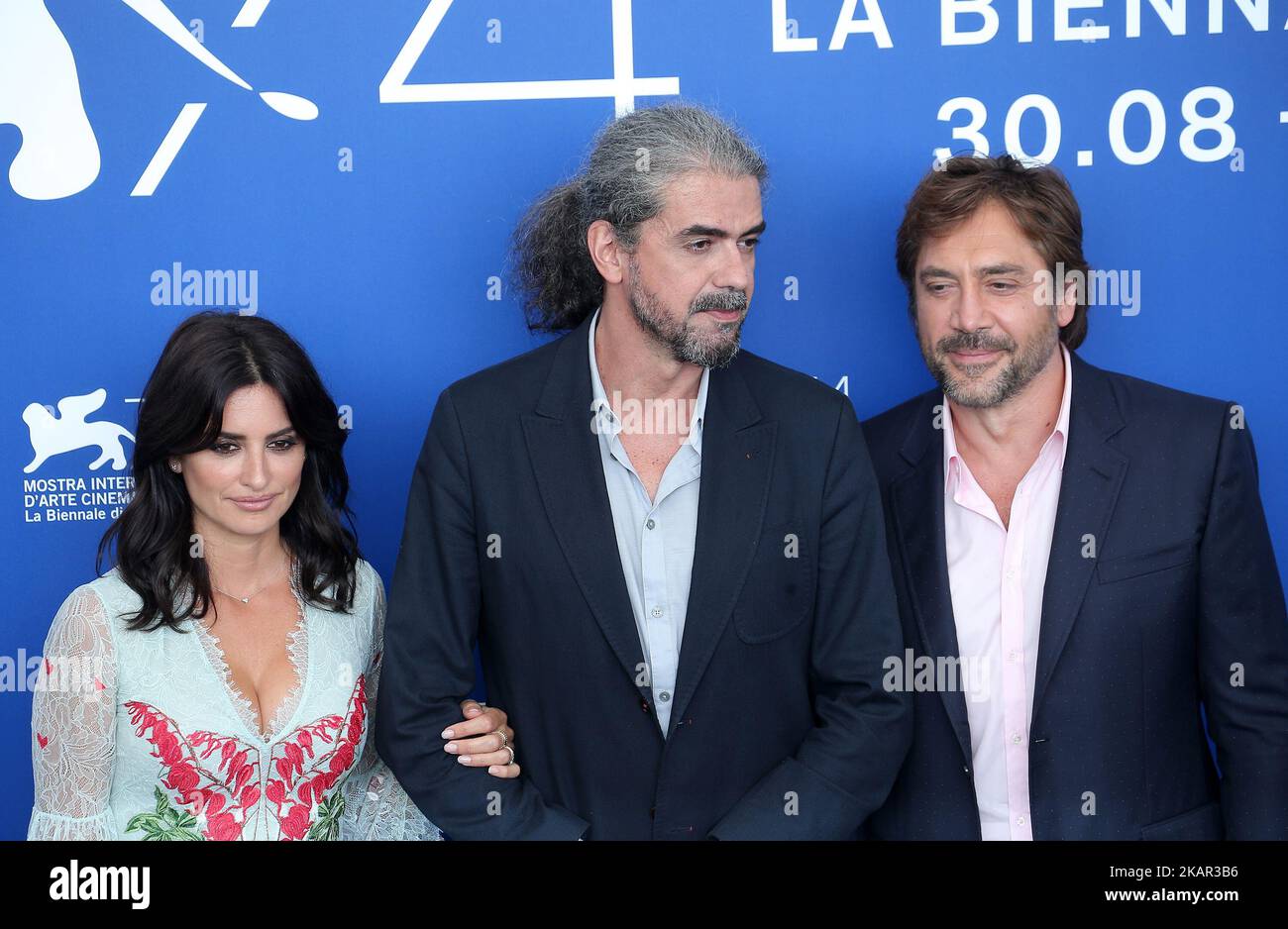 Penelope Cruz, Javier Bardem e Fernando Leon de Aranoa partecipano al photo call del film 'LOVING PABLO' durante il 74th Festival Internazionale del Cinema di Venezia il 6 settembre 2017 al Lido di Venezia. (Foto di Matteo Chinellato/NurPhoto) Foto Stock