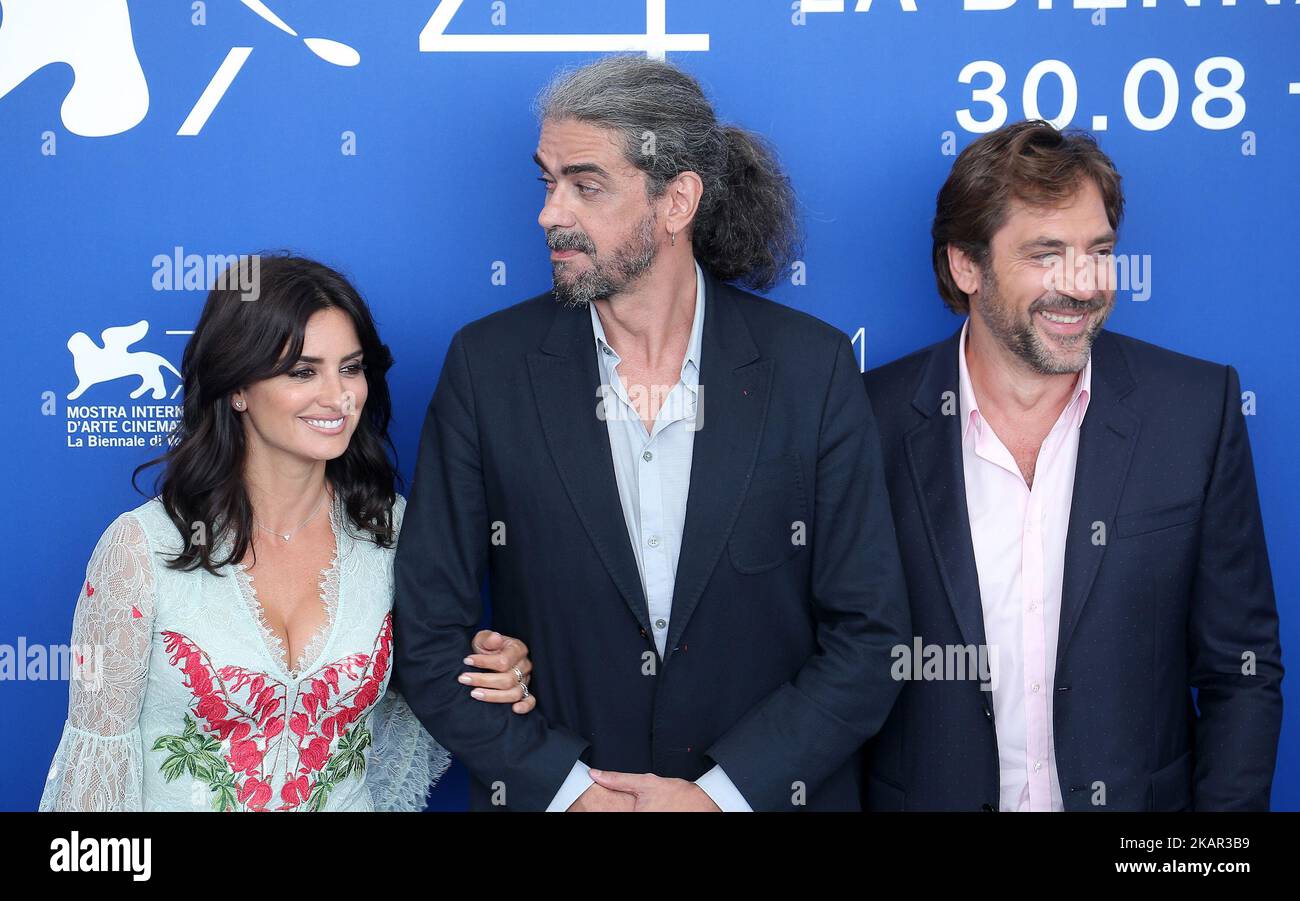 Penelope Cruz, Javier Bardem e Fernando Leon de Aranoa partecipano al photo call del film 'LOVING PABLO' durante il 74th Festival Internazionale del Cinema di Venezia il 6 settembre 2017 al Lido di Venezia. (Foto di Matteo Chinellato/NurPhoto) Foto Stock
