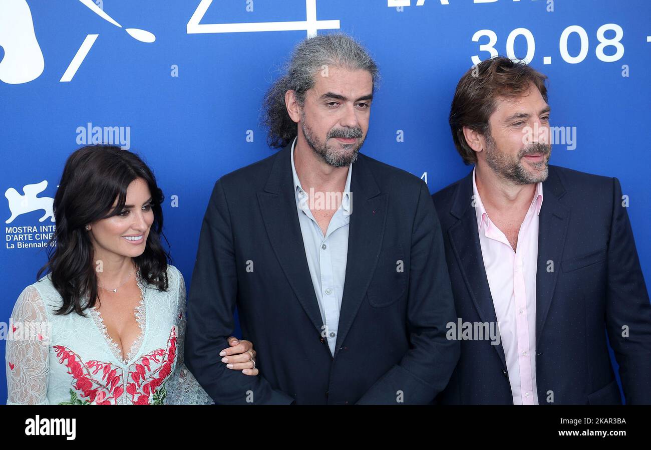 Penelope Cruz, Javier Bardem e Fernando Leon de Aranoa partecipano al photo call del film 'LOVING PABLO' durante il 74th Festival Internazionale del Cinema di Venezia il 6 settembre 2017 al Lido di Venezia. (Foto di Matteo Chinellato/NurPhoto) Foto Stock
