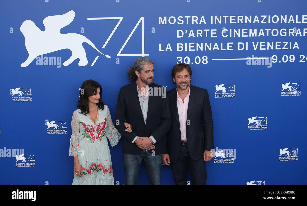 Penelope Cruz, Javier Bardem e Fernando Leon de Aranoa partecipano al photo call del film 'LOVING PABLO' durante il 74th Festival Internazionale del Cinema di Venezia il 6 settembre 2017 al Lido di Venezia. (Foto di Matteo Chinellato/NurPhoto) Foto Stock
