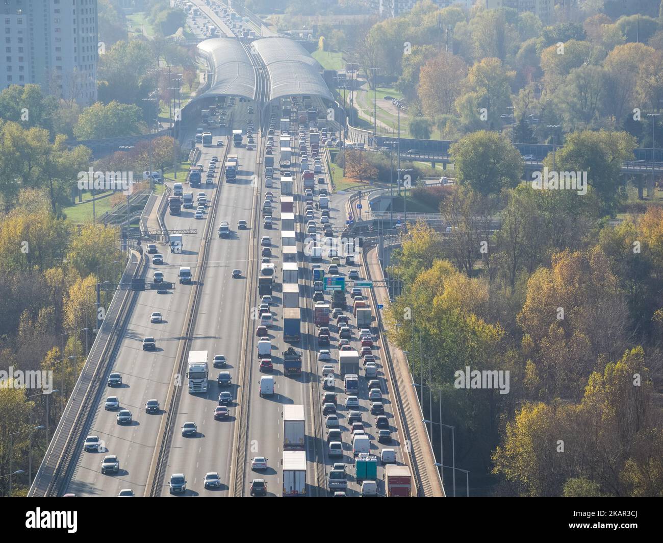Ingorgo del traffico sulla circonvallazione della città, paesaggio aereo Foto Stock