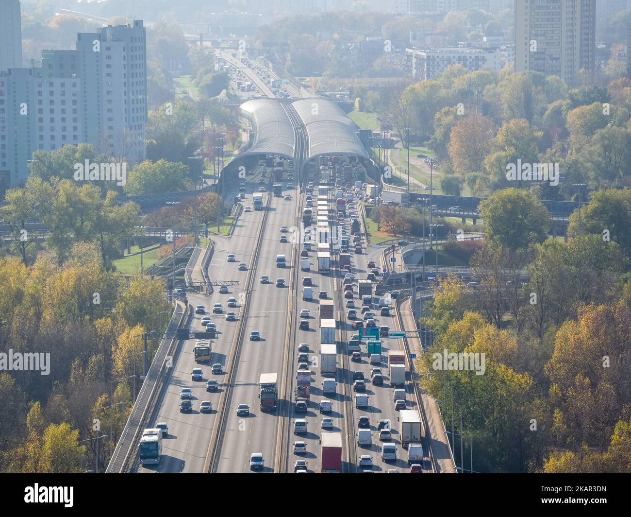 Ingorgo del traffico sulla circonvallazione della città, paesaggio aereo Foto Stock