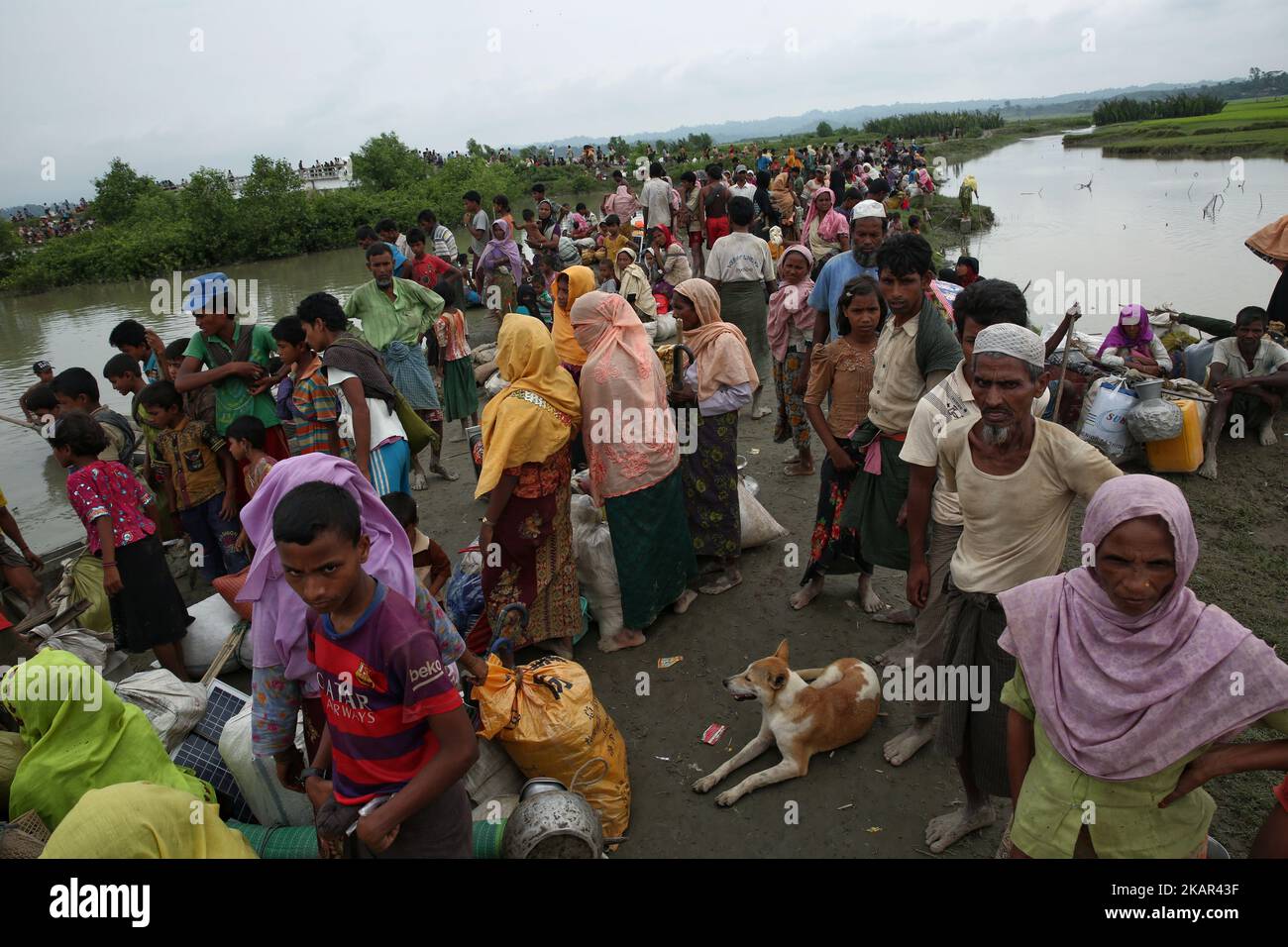 I Rohingya aspettano di attraversare il confine con il Bangladesh in barca attraverso il fiume naf a Maungdaw, Mayanmar. Settembre 7, 2017. Altre decine di migliaia di persone hanno attraversato il Bangladesh in barca e a piedi nelle ultime due settimane, mentre fuggono dalla violenza nel Myanmar occidentale. (Foto di Mushfiqul Alam/NurPhoto) Foto Stock