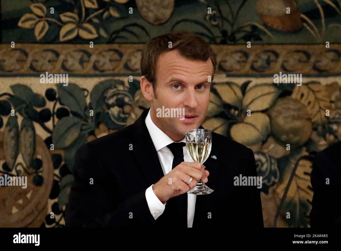 Il Presidente francese Emmanuel Macron durante una cena di Stato presso la residenza presidenziale, ad Atene, in Grecia, il 7 settembre 2017. (Foto di Panayotis Tzamaros/NurPhoto) Foto Stock