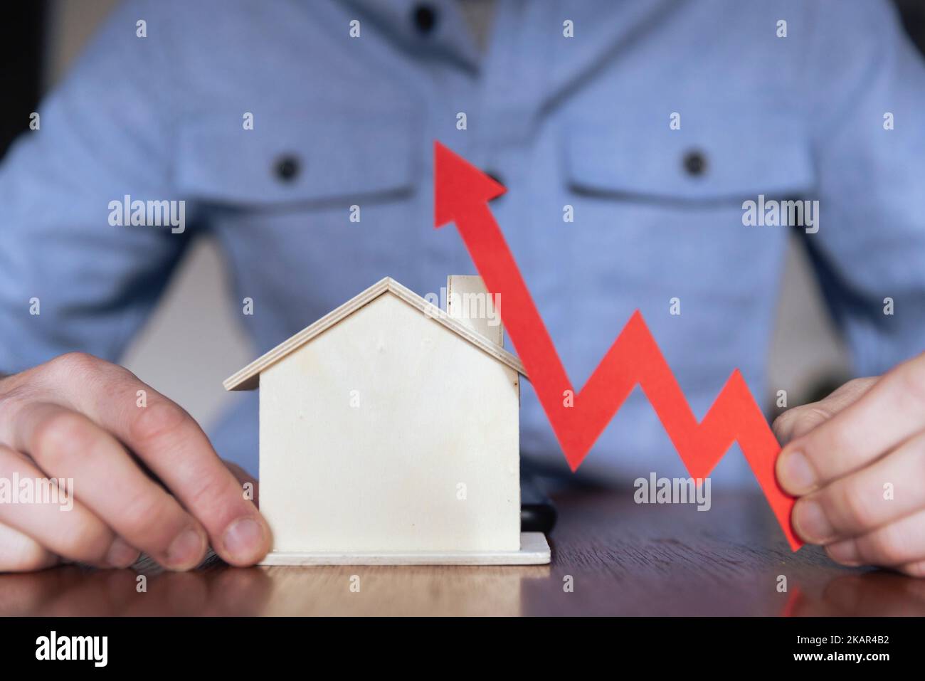 Aumento del tasso ipotecario. Modello di casa con una freccia rossa di inflazione ascendente Foto Stock