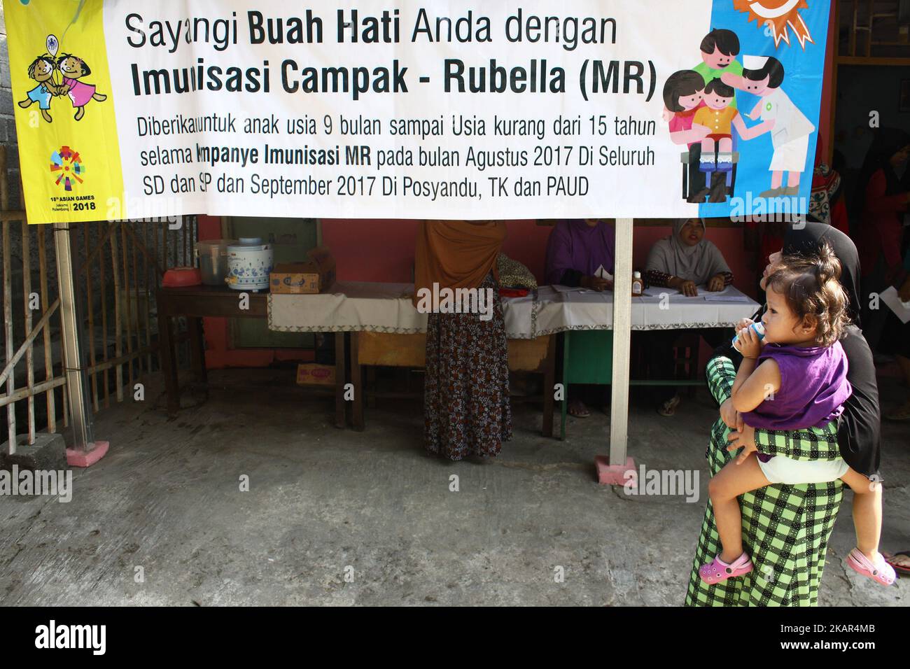 I genitori hanno portato con entusiasmo i loro figli a ricevere immunizzazione del vaccino contro il morbillo e la rosolia (MR) in un posto di servizio sanitario integrato a Wanasari Village, West Java, il 8 settembre 2017. Il governo indonesiano si rivolge a un minimo del 95% o a 34.964.384 bambini in tutta l'Indonesia di età compresa tra 9 mesi e 15 anni, ottenendo il vaccino contro la RM, attraverso il programma della campagna di immunizzazione, che inizia da agosto a settembre 2017 e agosto-settembre 2018. La campagna di immunizzazione contro la RM è la realizzazione di un programma governativo per eliminare il morbillo e la rosolia in Indonesia entro il 2020. (Foto di Adit Foto Stock