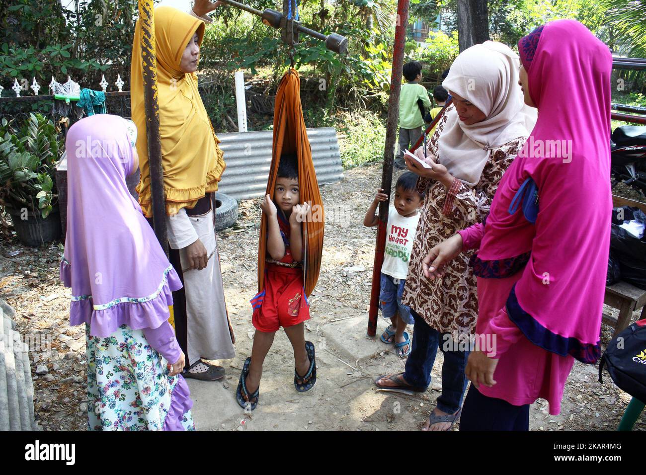 I genitori hanno portato con entusiasmo i loro figli a ricevere immunizzazione del vaccino contro il morbillo e la rosolia (MR) in un posto di servizio sanitario integrato a Wanasari Village, West Java, il 8 settembre 2017. Il governo indonesiano si rivolge a un minimo del 95% o a 34.964.384 bambini in tutta l'Indonesia di età compresa tra 9 mesi e 15 anni, ottenendo il vaccino contro la RM, attraverso il programma della campagna di immunizzazione, che inizia da agosto a settembre 2017 e agosto-settembre 2018. La campagna di immunizzazione contro la RM è la realizzazione di un programma governativo per eliminare il morbillo e la rosolia in Indonesia entro il 2020. (Foto di Adit Foto Stock