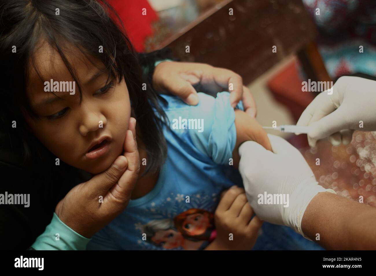 Gli agenti sanitari hanno iniettato il vaccino contro il morbillo Rubella ai bambini in un posto di servizio sanitario integrato a Wanasari Village, West Java, il 8 settembre 2017. Il governo indonesiano si rivolge a un minimo del 95% o a 34.964.384 bambini in tutta l'Indonesia di età compresa tra 9 mesi e 15 anni, ottenendo il vaccino contro la RM, attraverso il programma della campagna di immunizzazione, che inizia da agosto a settembre 2017 e agosto-settembre 2018. La campagna di immunizzazione contro la RM è la realizzazione di un programma governativo per eliminare il morbillo e la rosolia in Indonesia entro il 2020. (Foto di Aditya Irawan/NurPhoto) Foto Stock