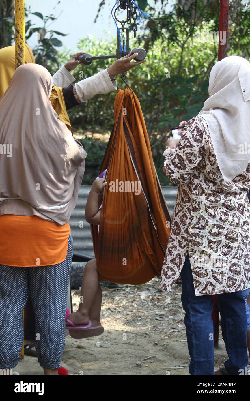 I genitori hanno portato con entusiasmo i loro figli a ricevere immunizzazione del vaccino contro il morbillo e la rosolia (MR) in un posto di servizio sanitario integrato a Wanasari Village, West Java, il 8 settembre 2017. Il governo indonesiano si rivolge a un minimo del 95% o a 34.964.384 bambini in tutta l'Indonesia di età compresa tra 9 mesi e 15 anni, ottenendo il vaccino contro la RM, attraverso il programma della campagna di immunizzazione, che inizia da agosto a settembre 2017 e agosto-settembre 2018. La campagna di immunizzazione contro la RM è la realizzazione di un programma governativo per eliminare il morbillo e la rosolia in Indonesia entro il 2020. (Foto di Adit Foto Stock