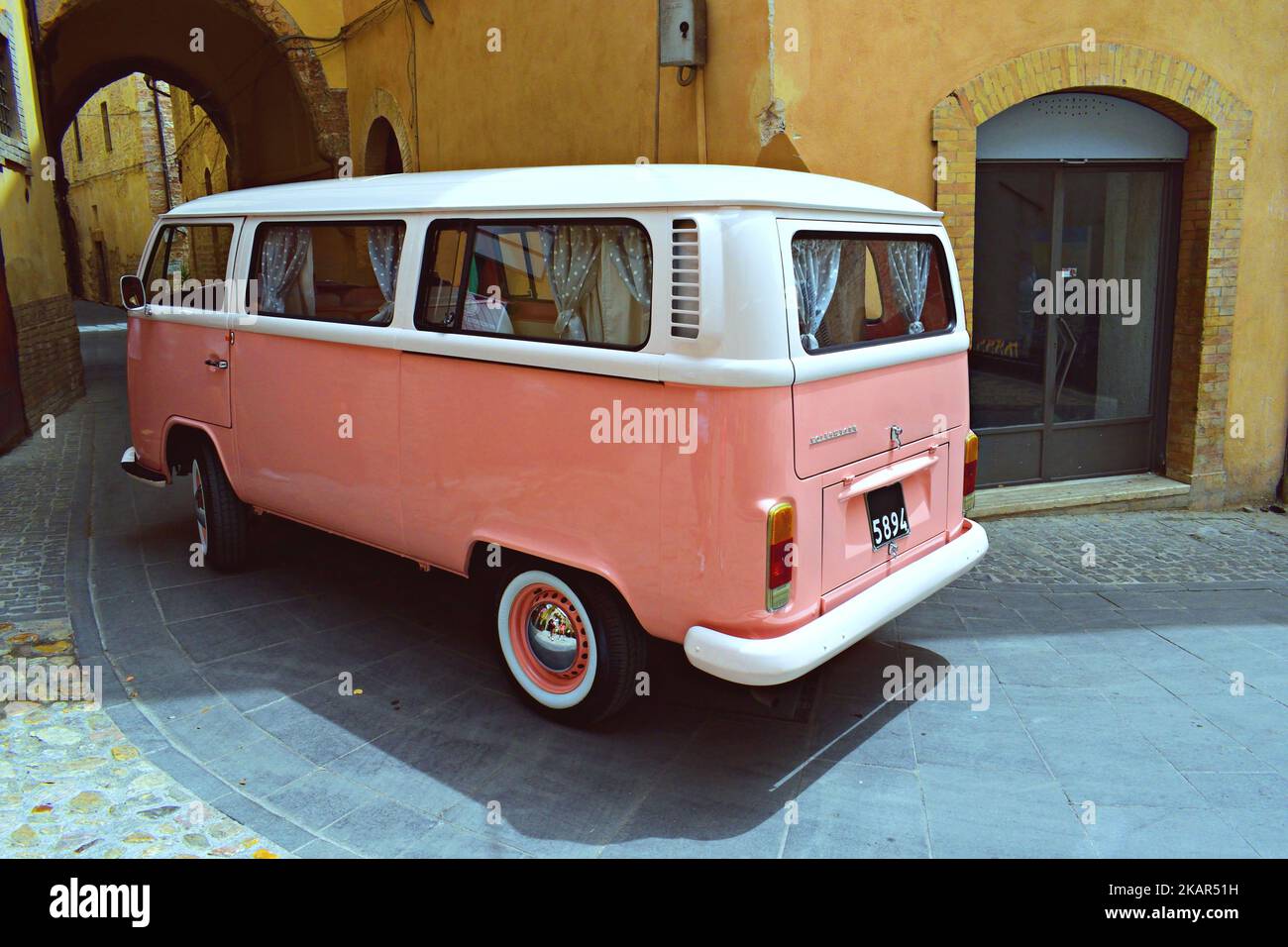 Autobus Volkswagen T2 dalla 1960s del costruttore tedesco Volkswagen Group in strada Foto Stock