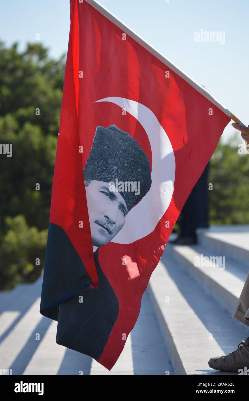 Un uomo detiene una bandiera turca durante una marcia che segna il 94th° anniversario del principale partito popolare repubblicano dell'opposizione (CHP) ad Anitkabir, il mausoleo del fondatore e primo presidente della Turchia moderna Mustafa Kemal Ataturk, ad Ankara, in Turchia, il 9 settembre 2017. Il CHP è il principale partito politico laico e socialdemocratico della Turchia, nonché il più antico partito politico della Repubblica di Turchia, fondato da Mustafa Kemal Ataturk con il nome di Partito popolare il 09 settembre 1923. (Foto di Altan Gocher/NurPhoto) Foto Stock