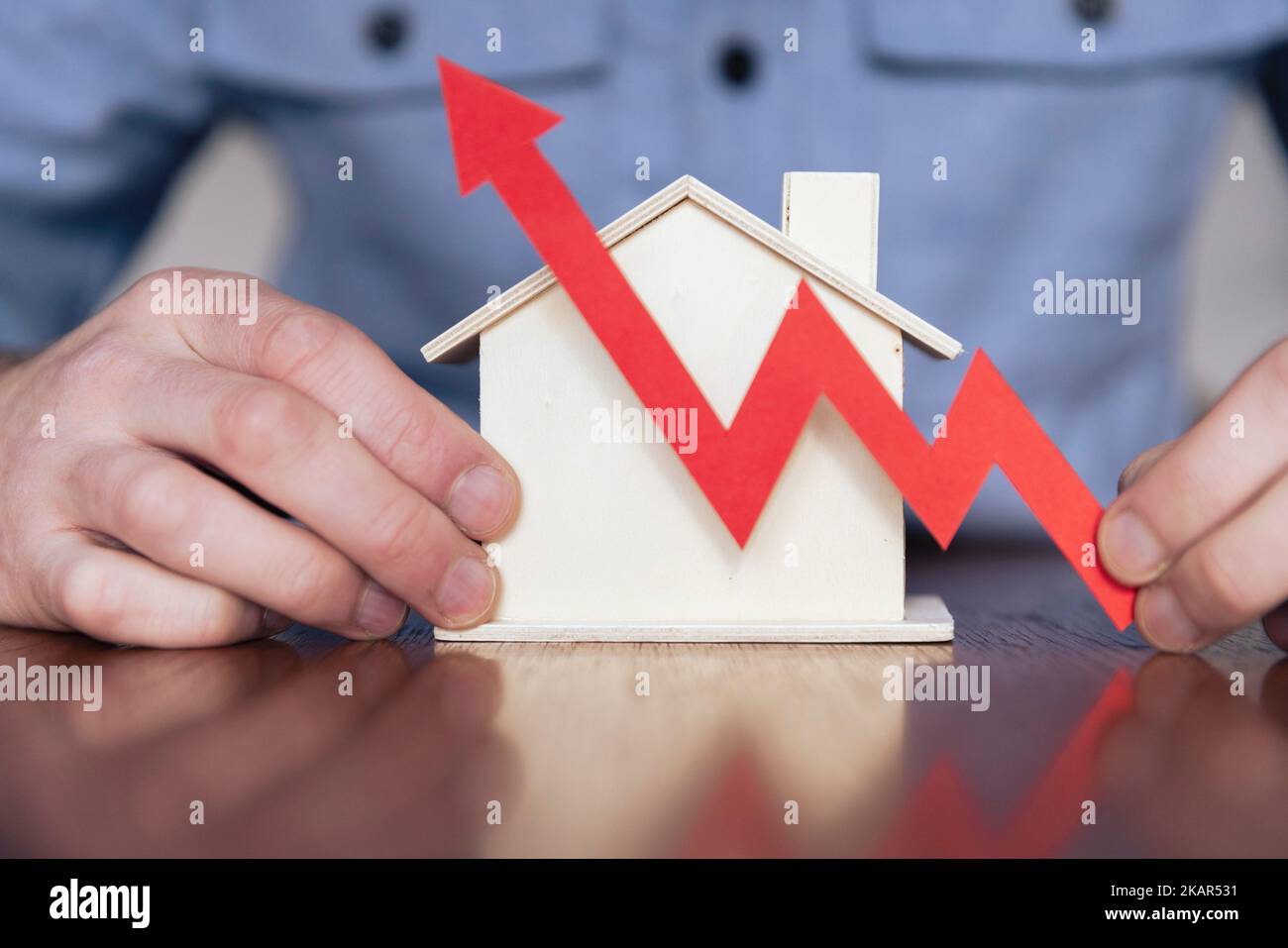 Aumento del tasso ipotecario. Modello di casa con una freccia rossa di inflazione ascendente Foto Stock