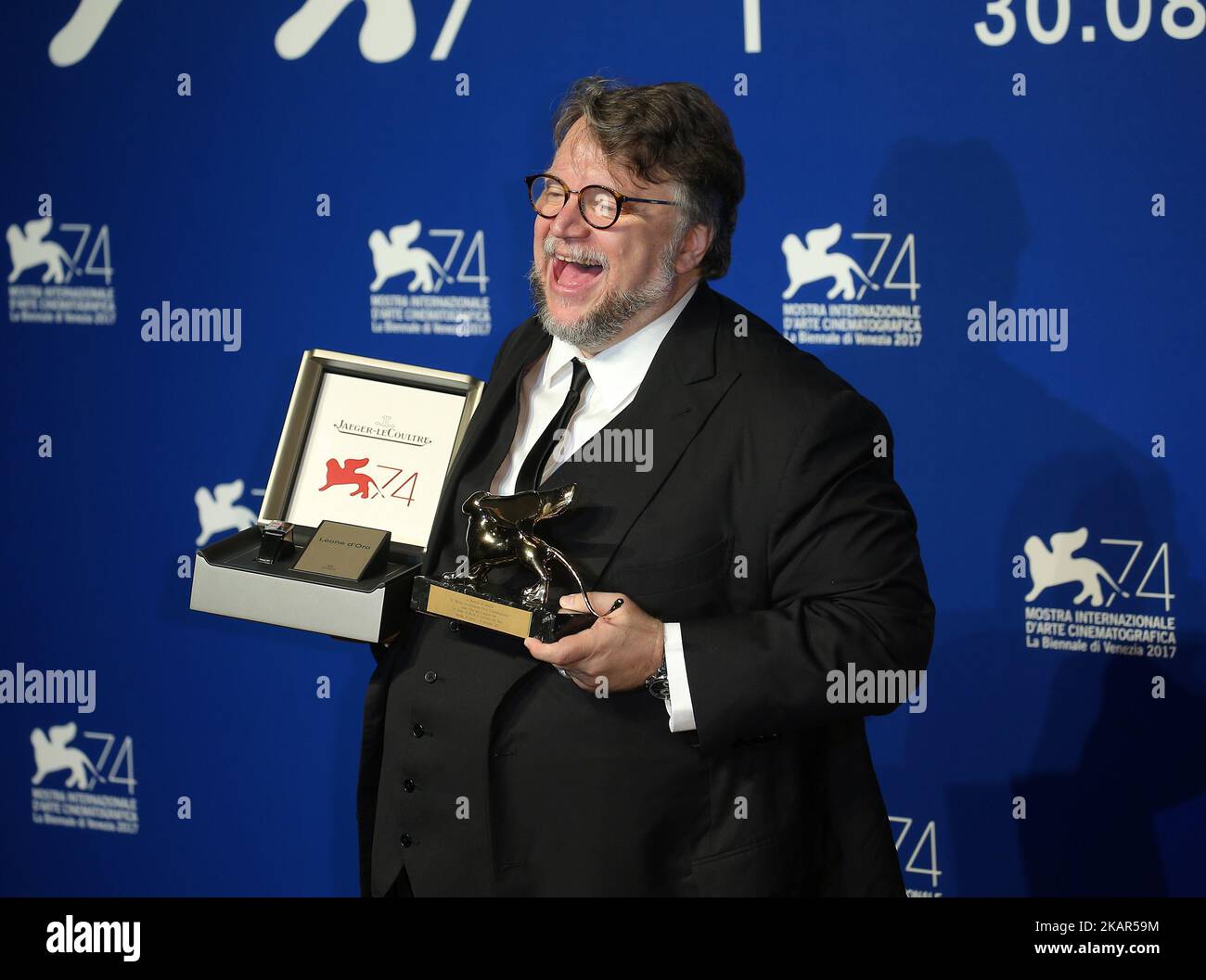 Guillermo del Toro si presenta con il Leone d'oro per il miglior Film Award per 'la forma dell'acqua' al Premio Fotocall durante il 74th° Festival del Cinema di Venezia, in Italia, il 9 settembre 2017. (Foto di Matteo Chinellato/NurPhoto) Foto Stock