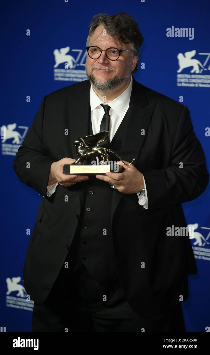 Guillermo del Toro si presenta con il Leone d'oro per il miglior Film Award per 'la forma dell'acqua' al Premio Fotocall durante il 74th° Festival del Cinema di Venezia, in Italia, il 9 settembre 2017. (Foto di Matteo Chinellato/NurPhoto) Foto Stock