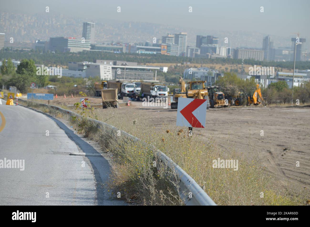 Il sito di costruzione di un nuovo progetto stradale è raffigurato dopo aver tagliato il campus forestale della Middle East Technical University (METU) ad Ankara, Turchia, il 11 settembre 2017. Il rettore dell'università Prof. Dr. Mustafa Versan Kok ha recentemente annunciato che il rettorato e il comune metropolitano di Ankara hanno firmato un protocollo su un nuovo progetto stradale di 4,8 chilometri di lunghezza che attraversa l'università con la distruzione di circa 24 ettari di terreno forestale. Nelle ore tardo-serali del 09 settembre, circa 500 camion e attrezzature da cantiere con centinaia di poliziotti Foto Stock