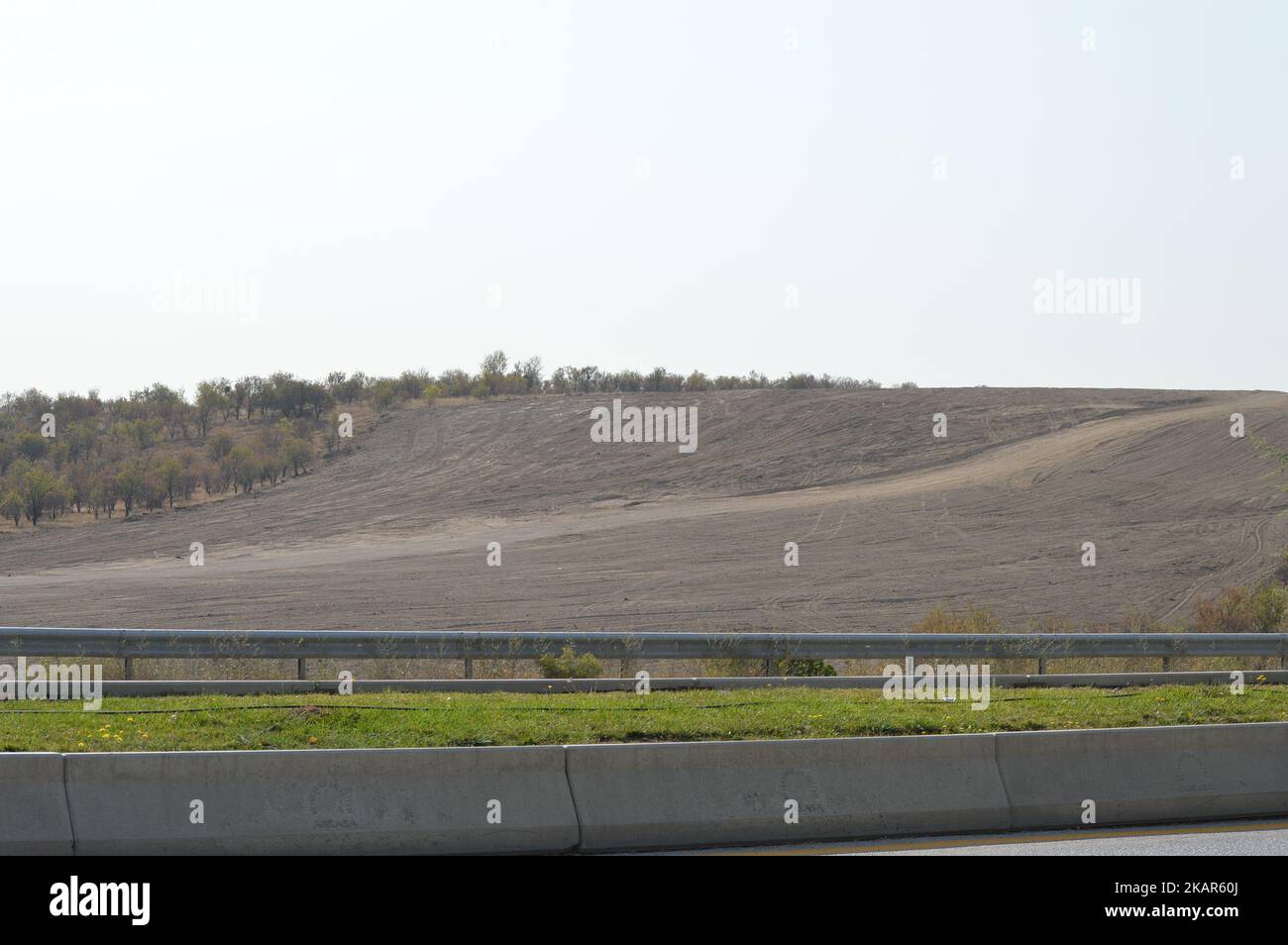 Il sito di costruzione di un nuovo progetto stradale è raffigurato dopo aver tagliato il campus forestale della Middle East Technical University (METU) ad Ankara, Turchia, il 11 settembre 2017. Il rettore dell'università Prof. Dr. Mustafa Versan Kok ha recentemente annunciato che il rettorato e il comune metropolitano di Ankara hanno firmato un protocollo su un nuovo progetto stradale di 4,8 chilometri di lunghezza che attraversa l'università con la distruzione di circa 24 ettari di terreno forestale. Nelle ore tardo-serali del 09 settembre, circa 500 camion e attrezzature da cantiere con centinaia di poliziotti Foto Stock