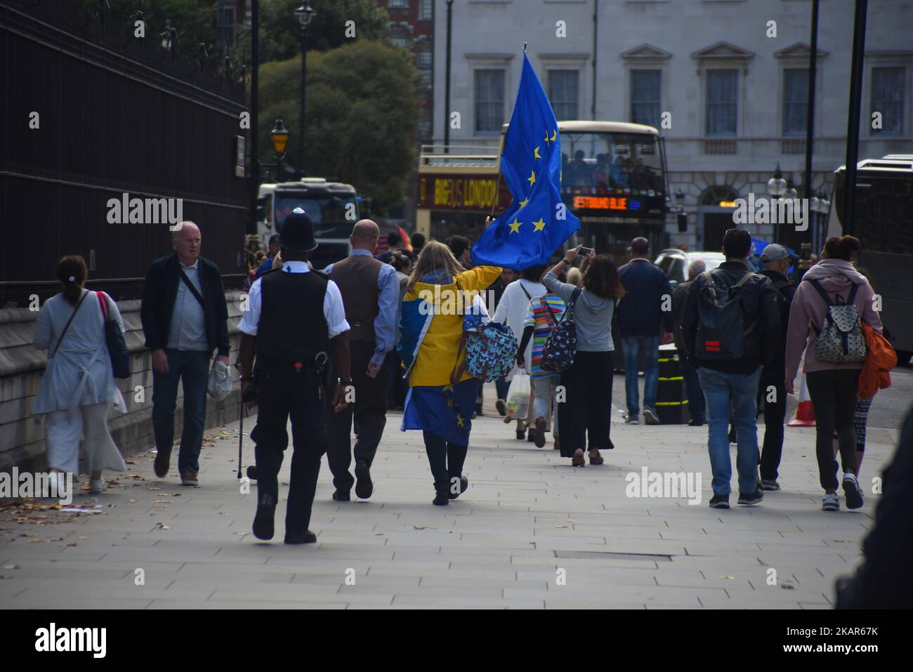 Le bandiere europee sventolano al di fuori delle Camere del Parlamento a Londra il 11 settembre 2017. Il Parlamento sta votando la legge di abrogazione della Brexit, come una nuova fase del processo di uscita dall’Unione europea, dopo il referendum del 2016. (Foto di Alberto Pezzali/NurPhoto) Foto Stock