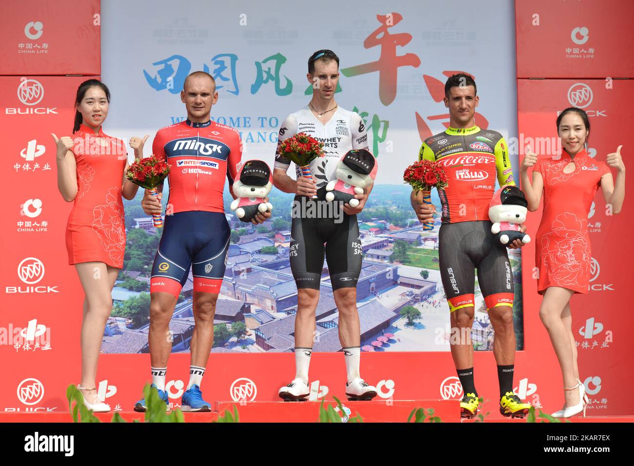 (Sinistra-destra) Siarhei Papok (Minsk Cycling Club), Joseph Cooper (Isowhey Sports Swisswellness) e Liam Bertazzo (Willier Triestina), il podio della terza tappa del 2017 Tour della Cina 1. Giovedì 14 settembre 2017, nella contea di Pingchang, città di Bazhong, provincia di Sichuan, Cina. Foto di Artur Widak Foto Stock