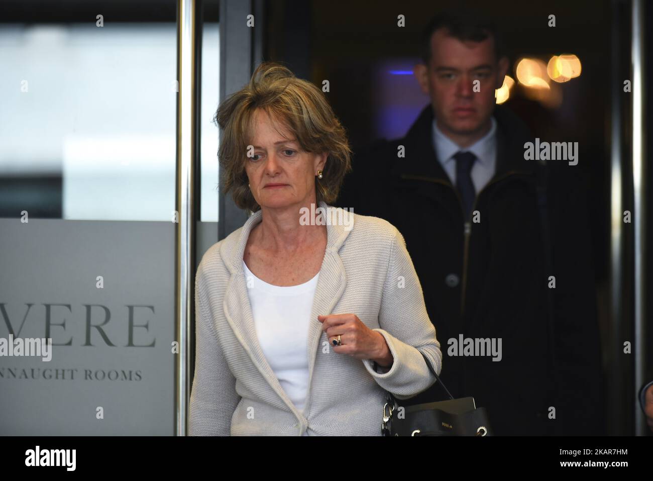 Elizabeth Campbell, leader del consiglio di Kensington e Chelsea, parte dopo aver partecipato alle dichiarazioni di apertura per l'inchiesta sul disastro antincendio della Grenfell Tower, a Londra il 14 settembre 2017. Un'indagine sul disastro antincendio della Grenfell Tower del 14 giugno 2017 ha aperto giovedì con un minuto di silenzio per ricordare le vittime, come i sopravvissuti hanno chiesto risposte sul blocco di appartamenti a Londra ovest blaze che ha ucciso almeno 80 persone. (Foto di Alberto Pezzali/NurPhoto) Foto Stock