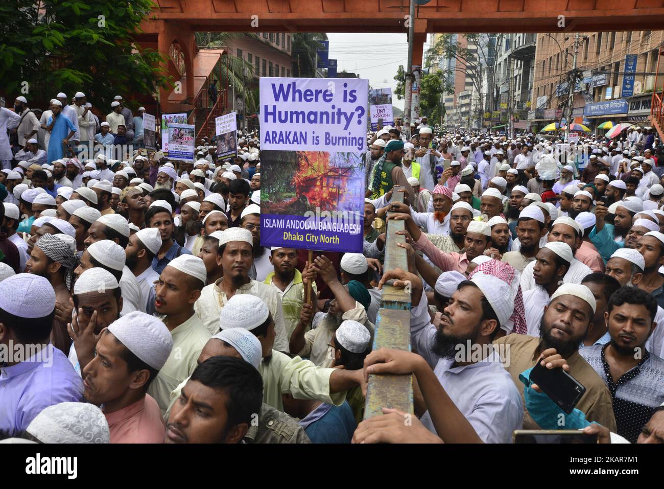 L'organizzazione politica islamista denominata "Islami Andolan Bangladesh" ha fatto la marcia all'ambasciata di Myanmar a Dhaka dalla Moschea nazionale di Baitul Mukarram chiedendo di fermare il genocidio a Rohingya a Dhaka, Bangladesh, il 13 settembre 2017. (Foto di Mamunur Rashid/NurPhoto) Foto Stock