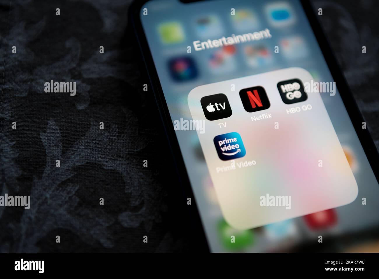 Cracovia, Polonia - 14 luglio 2021: L'icona dell'applicazione Apple TV+ tra Netflix, Amazon prime Video e HBO VA nella cartella di intrattenimento su Apple iPhone 12 Pr Foto Stock