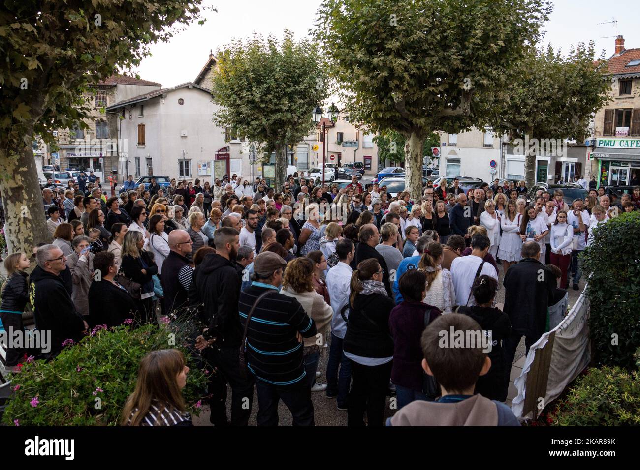 marcia solenne in omaggio ad Aurélie Dran, ventinove anni e madre di tre figli di età compresa tra otto e tre anni, ucciso il 11 agosto 2017 da suo marito di sedici ferite da stab, a Heyrieux, Francia, il 15 settembre 2017. Nel 2016, centoventitré donne morirono sotto i colpi dei loro coniugi in Francia. (Foto di Nicolas Liponne/NurPhoto) Foto Stock