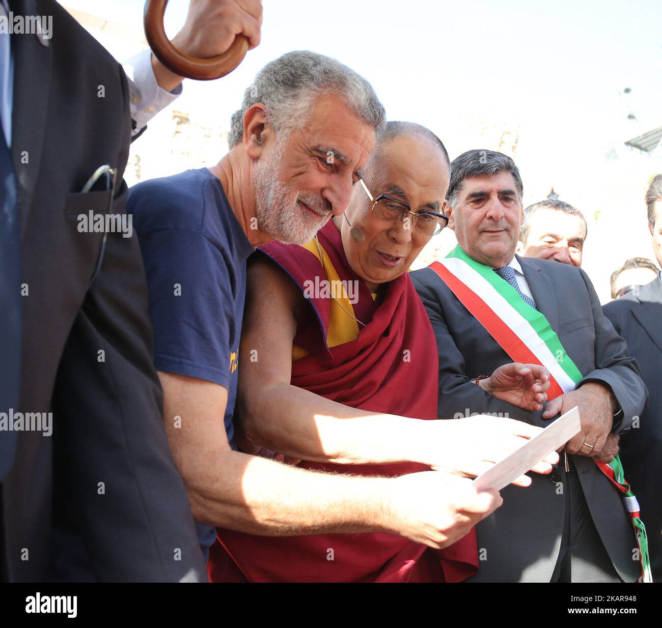 Sindaco di Messina Renato Accorinti (L) con il Dalai lama, Tenzin GYATSO al  Teatro Greco di Taormina il 16 settembre 2017. Il leader spirituale del  popolo tibetano è in visita di tre