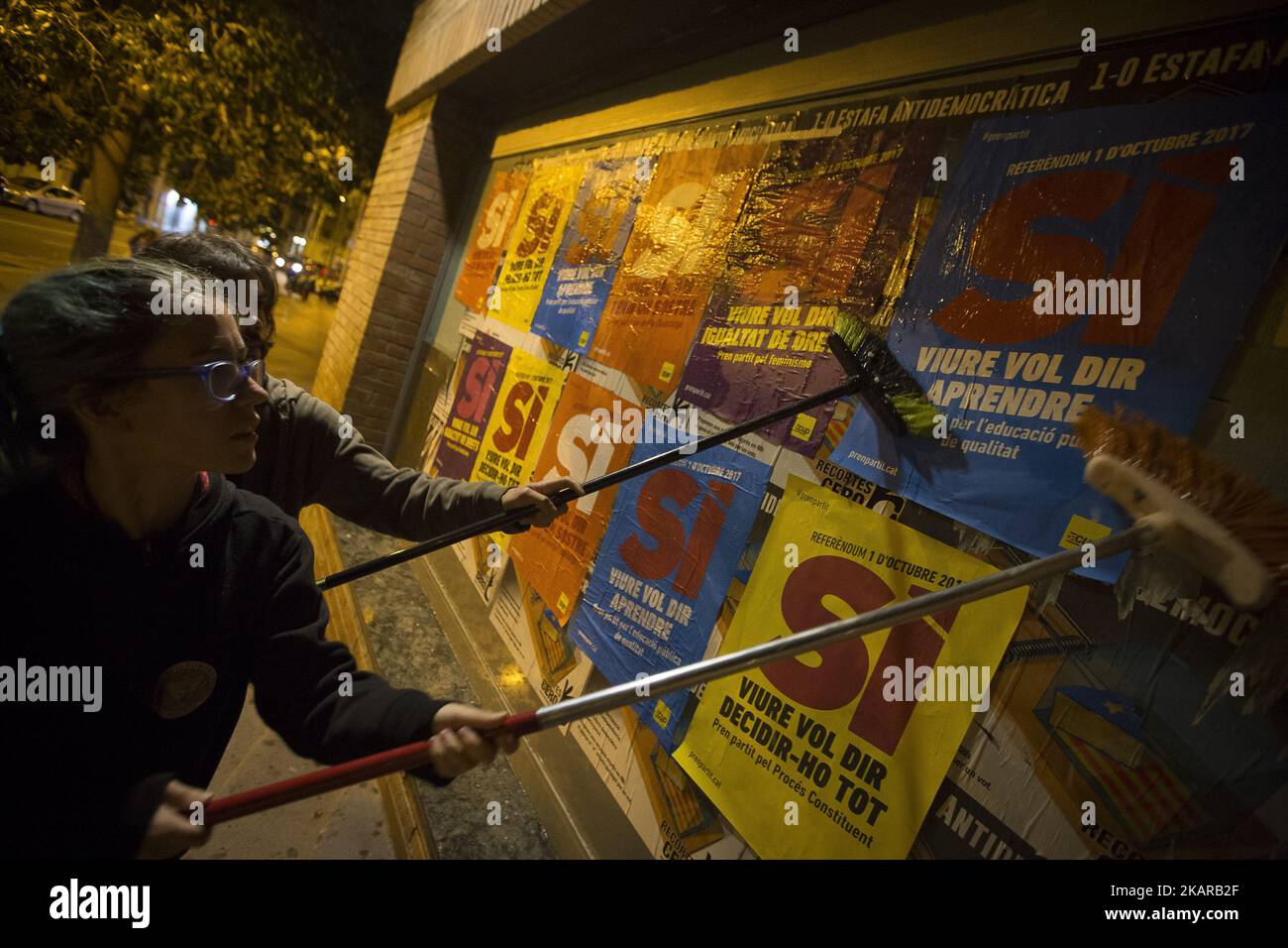 I membri della candidatura all'unità popolare (CUP) distribuiscono manifesti di campagna nel quartiere popolare di Nou Barris, Barcellona, chiedendo il voto 'Sì' nel referendum di indipendenza della Catalogna il 1 ottobre, a Barcellona il 17 settembre 2017 (Foto di Miquel Llop/NurPhoto) Foto Stock