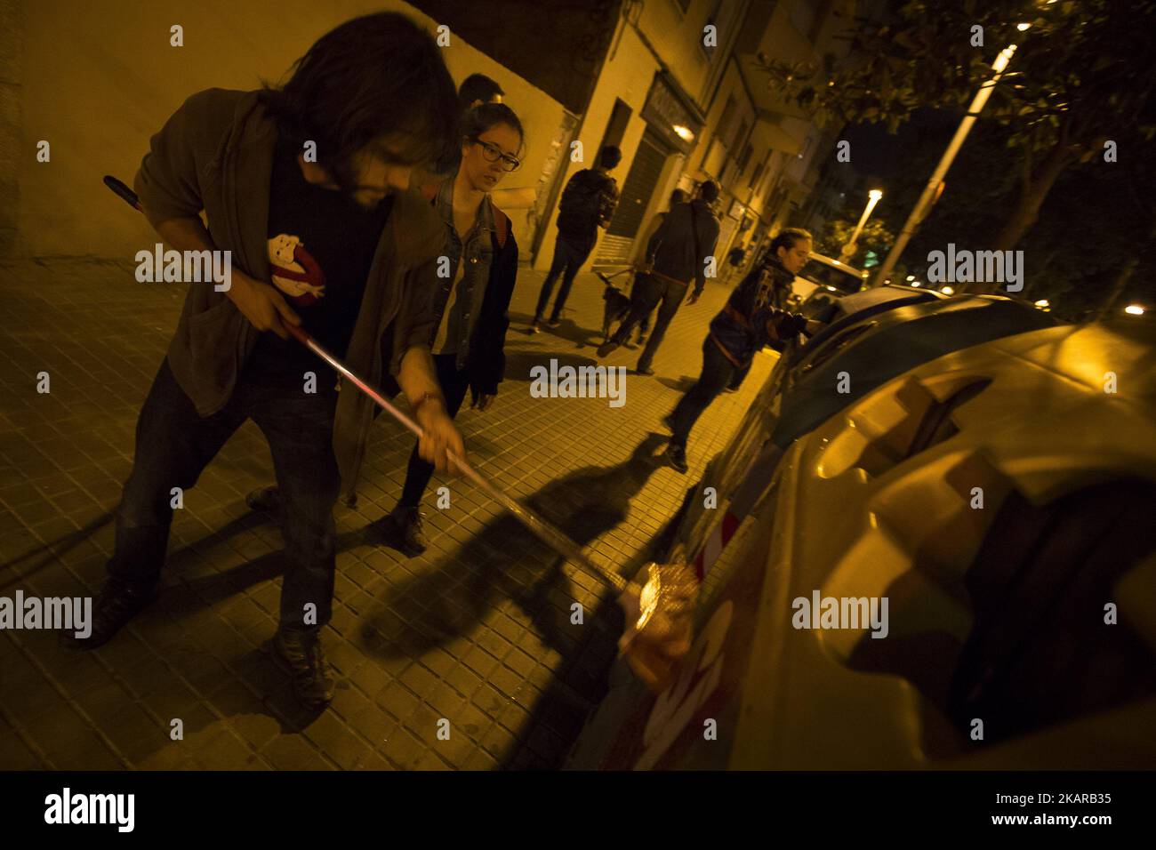 I membri della candidatura all'unità popolare (CUP) distribuiscono manifesti di campagna nel quartiere popolare di Nou Barris, Barcellona, chiedendo il voto 'Sì' nel referendum di indipendenza della Catalogna il 1 ottobre, a Barcellona il 17 settembre 2017 (Foto di Miquel Llop/NurPhoto) Foto Stock