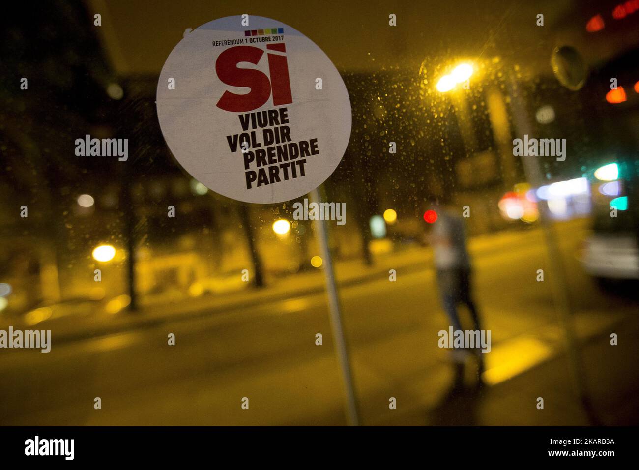 I membri della candidatura all'unità popolare (CUP) distribuiscono manifesti di campagna nel quartiere popolare di Nou Barris, Barcellona, chiedendo il voto 'Sì' nel referendum di indipendenza della Catalogna il 1 ottobre, a Barcellona il 17 settembre 2017 (Foto di Miquel Llop/NurPhoto) Foto Stock