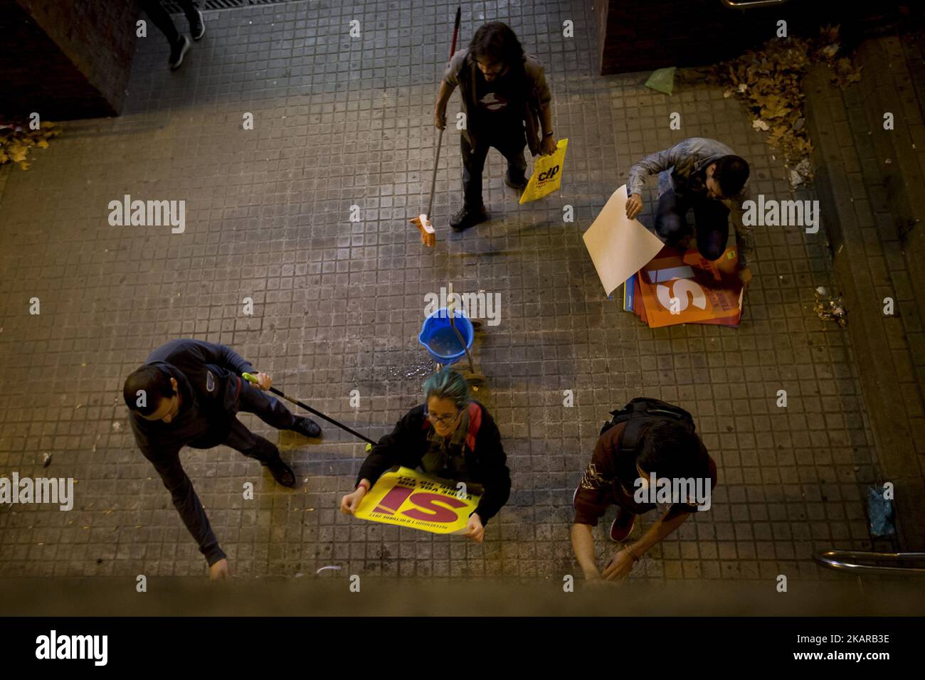 I membri della candidatura all'unità popolare (CUP) distribuiscono manifesti di campagna nel quartiere popolare di Nou Barris, Barcellona, chiedendo il voto 'Sì' nel referendum di indipendenza della Catalogna il 1 ottobre, a Barcellona il 17 settembre 2017 (Foto di Miquel Llop/NurPhoto) Foto Stock