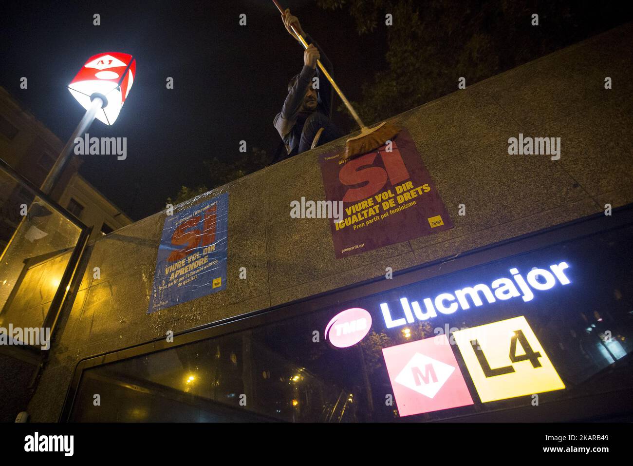I membri della candidatura all'unità popolare (CUP) distribuiscono manifesti di campagna nel quartiere popolare di Nou Barris, Barcellona, chiedendo il voto 'Sì' nel referendum di indipendenza della Catalogna il 1 ottobre, a Barcellona il 17 settembre 2017 (Foto di Miquel Llop/NurPhoto) Foto Stock