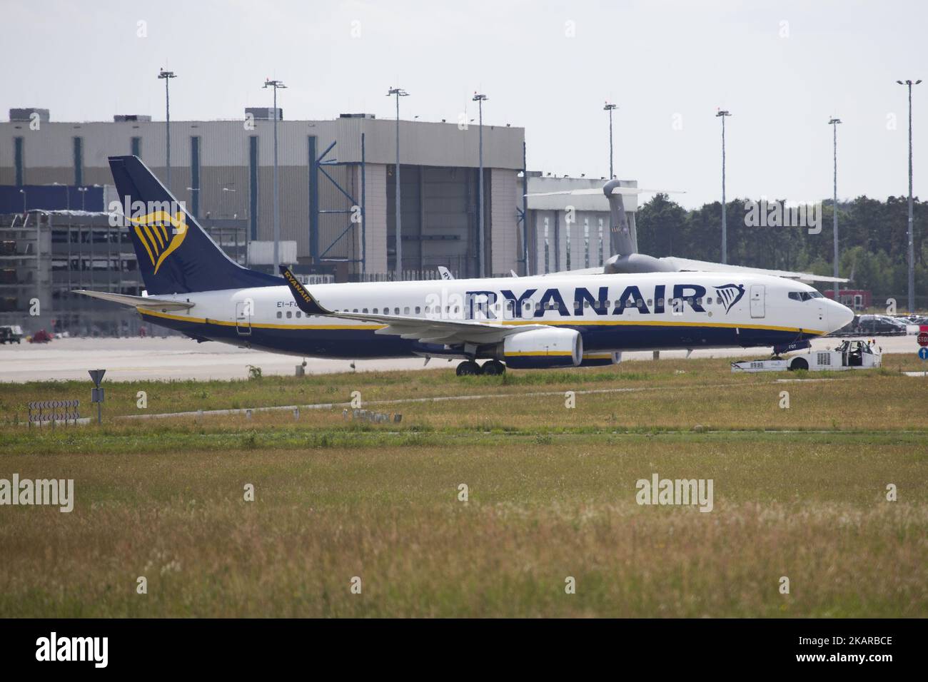 Ryanair Ltd è una compagnia aerea irlandese a basso costo fondata nel 1984 con sede a Dublino, Irlanda. Ryanair possiede 403 velivoli e ne ha ordinato altri 175. Ryanair serve 205 destinazioni ed è considerata la compagnia aerea che ha rivoluzionato il volo a basso costo in Europa. È la compagnia aerea che ha permesso per la prima volta due bagagli in cabina gratuitamente. I passeggeri devono affrontare gravi interruzioni di viaggio dopo che la compagnia aerea avrà annunciato che cancellerà 40-50 voli ogni giorno nelle prossime sei settimane, a causa di un errore nella pianificazione delle vacanze pilota. (Foto di Nicolas Economou/NurPhoto) Foto Stock