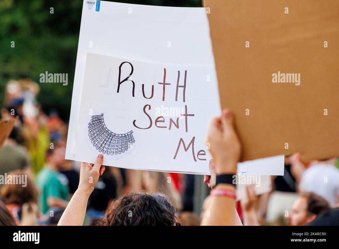 Primo piano del cartello di protesta RBG tenuto in massa al raduno dei diritti all'aborto Foto Stock