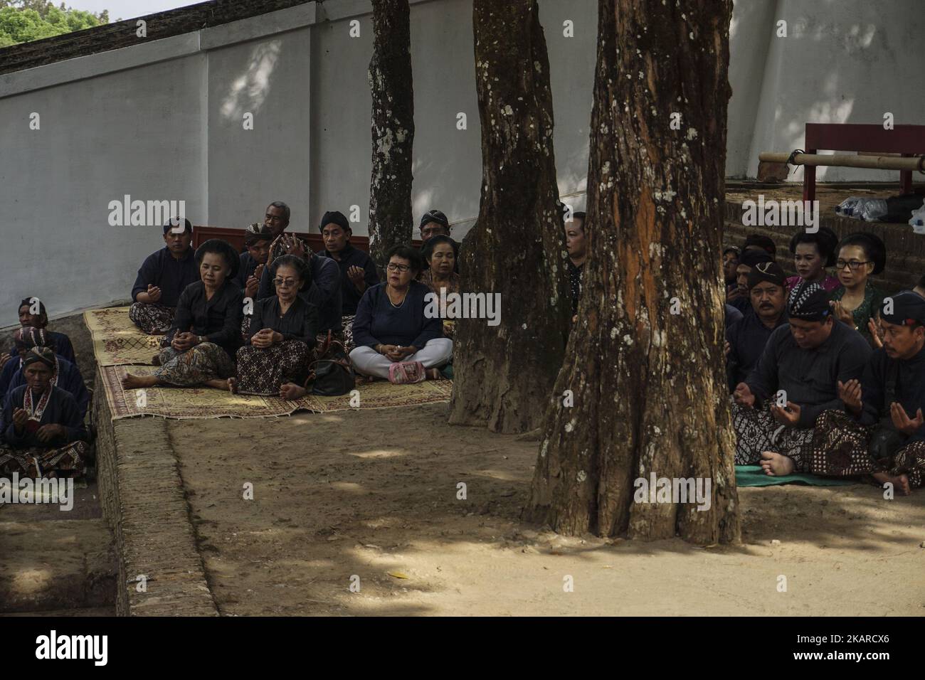 Il popolo giavanese segue il rituale della cerimonia di Nguras Enceh nel complesso dei Re Tomba Mataram a Yogyakarta, Indonesia, il 22 settembre 2017. Enceh drenò una processione e riempì l'acqua di ritorno quattro enceh (grande barile) che si tiene ogni mese di Muharram (calendario islamico) o Suro (calendario giavanese) dai cortigiani come noto come abdi dalem del Sultanato di Yogyakarta e Surakarta. Si ritiene che l'acqua proveniente dal grande barile sia stata poi afferra dai pellegrini per dare una benedizione e curare la malattia. Nguras Enceh cerimonia tradizione ha un significato scartare le cose cattive e sostituirli con Foto Stock
