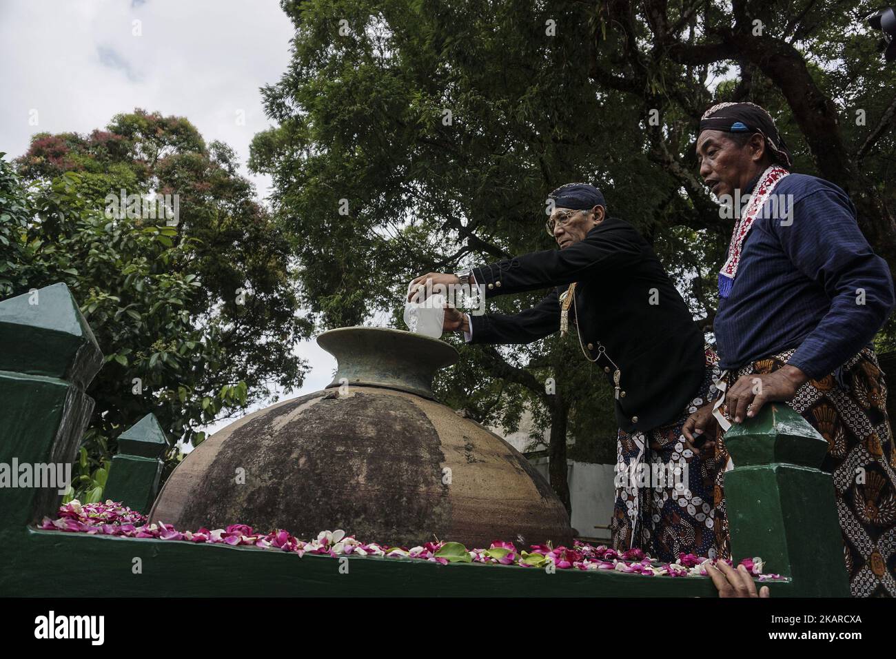 Il popolo giavanese segue il rituale della cerimonia di Nguras Enceh nel complesso dei Re Tomba Mataram a Yogyakarta, Indonesia, il 22 settembre 2017. Enceh drenò una processione e riempì l'acqua di ritorno quattro enceh (grande barile) che si tiene ogni mese di Muharram (calendario islamico) o Suro (calendario giavanese) dai cortigiani come noto come abdi dalem del Sultanato di Yogyakarta e Surakarta. Si ritiene che l'acqua proveniente dal grande barile sia stata poi afferra dai pellegrini per dare una benedizione e curare la malattia. Nguras Enceh cerimonia tradizione ha un significato scartare le cose cattive e sostituirli con Foto Stock