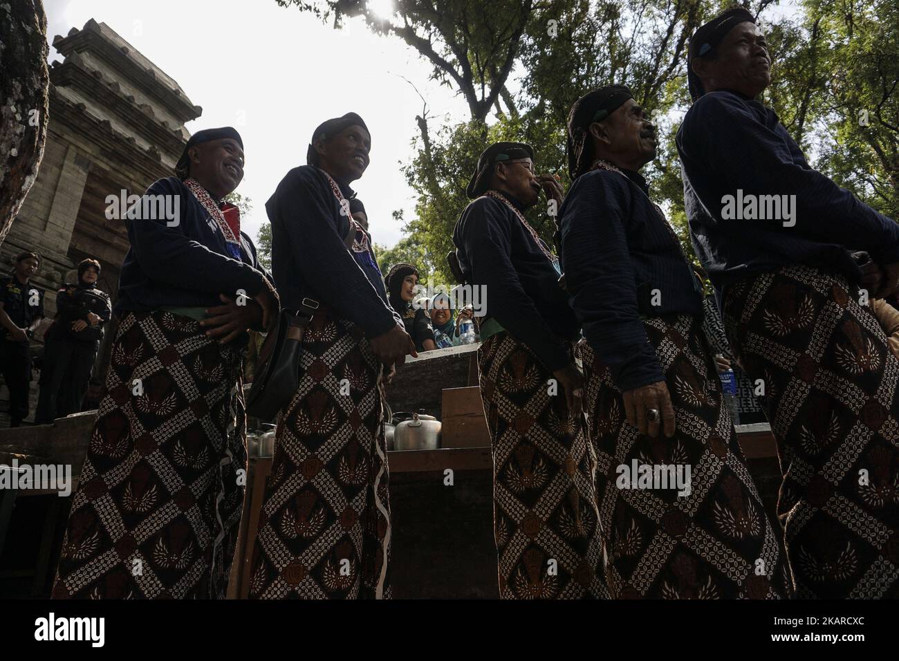 Il popolo giavanese segue il rituale della cerimonia di Nguras Enceh nel complesso dei Re Tomba Mataram a Yogyakarta, Indonesia, il 22 settembre 2017. Enceh drenò una processione e riempì l'acqua di ritorno quattro enceh (grande barile) che si tiene ogni mese di Muharram (calendario islamico) o Suro (calendario giavanese) dai cortigiani come noto come abdi dalem del Sultanato di Yogyakarta e Surakarta. Si ritiene che l'acqua proveniente dal grande barile sia stata poi afferra dai pellegrini per dare una benedizione e curare la malattia. Nguras Enceh cerimonia tradizione ha un significato scartare le cose cattive e sostituirli con Foto Stock